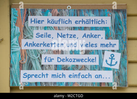 05 Juli 2019, Mecklenburg-Vorpommern, Freiesten: In den Hafen, ein Schild mit den Worten "zur Veräußerung verfügbar hier: Seile, Netze, Anker, Ankerketten und vieles mehr für dekorative Zwecke! Sprechen Sie mich an.". Der Bundesminister für Ernährung und Landwirtschaft Klöckner mit Mecklenburg-Vorpommerns Landwirtschaftsminister Backhaus und Angeln Verbände am 8. Juli 2019 zu Gesprächen über Fangquoten 2020, sofortige Maßnahmen auf Dorsch in der Ostsee und die Fangmengen in der Sportfischerei. In Sassnitz-Mukran auf der Insel Rügen, der Minister visits einer der größten europäischen Fischfabriken, Euro-Baltic Stockfoto