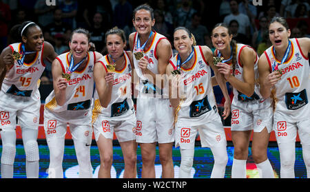 Die Spieler der ESP-win Die der FIBA-Frauen der Basketball-europameisterschaft 2019 und feiern die Goldmedaille. Stockfoto