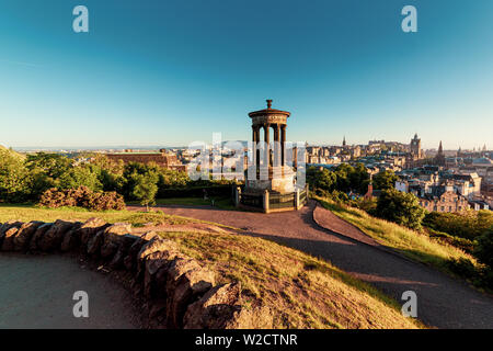 Blick vom Calton Hill mit Dugald Stewart Monument skyline Panorama und Edinburgh, Schottland, Großbritannien, Europa Stockfoto
