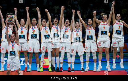 Die Spieler der ESP-win Die der FIBA-Frauen der Basketball-europameisterschaft 2019 und feiern die Goldmedaille. Stockfoto