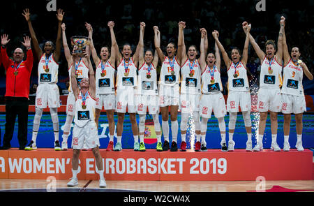 Die Spieler der ESP-win Die der FIBA-Frauen der Basketball-europameisterschaft 2019 und feiern die Goldmedaille. Stockfoto