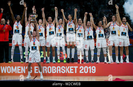 Die Spieler der ESP-win Die der FIBA-Frauen der Basketball-europameisterschaft 2019 und feiern die Goldmedaille. Stockfoto