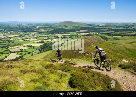 Zwei männliche Radfahrer auf Mountainbikes Radfahren auf einen Weg auf der Longside Flanke von Skiddaw in Lake District National Park. Keswick Cumbria England Großbritannien Stockfoto