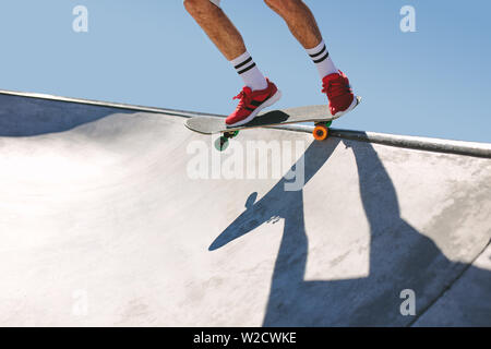 Low Angle Shot der männlichen Skaten in skate Schüssel. Männliche Skater in Aktion. Stockfoto