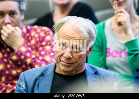 Bremen, Deutschland. 06 Juli, 2019. Jürgen Trittin (Bündnis 90/Die Grünen) sitzt in der Halle auf dem Parteitag der Gruenen in Bremen. Credit: mohssen Assanimoghaddam/dpa/Alamy leben Nachrichten Stockfoto
