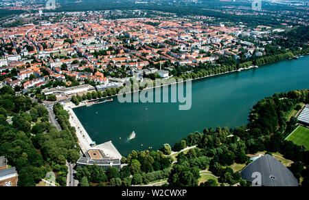 Hannover, Deutschland. 25. Juni 2019. Blick auf den Maschsee und der südlichen Stadt Hannover (Luftbild von Ultralight aircraft). Credit: Hauke-Christian Dittrich/dpa/Alamy leben Nachrichten Stockfoto