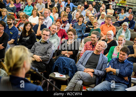 Bremen, Deutschland. 06 Juli, 2019. Jürgen Trittin (Bündnis 90/Die Grünen) sitzt mit anderen Delegierten auf dem Parteitag der Gruenen in Bremen. Credit: mohssen Assanimoghaddam/dpa/Alamy leben Nachrichten Stockfoto