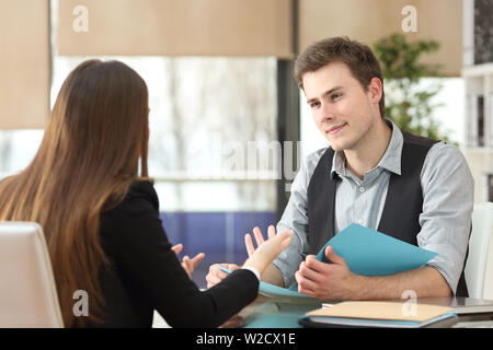 Geschäftsmann und ein Weib, das hatte ein Interview im Büro zu sitzen. Frau und Mann hört Stockfoto