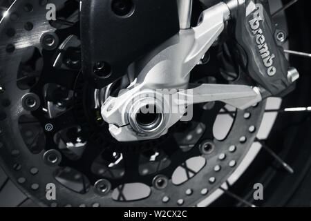 Sankt Petersburg, Russland, April 3, 2019: Ducati Race Motorrad Vorderrad Fragment mit Bremsscheibe Stockfoto