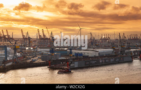 Hamburg, Deutschland - 26 November, 2018: Hamburger Hafen Luftbild mit port Gebäude und Krane auf Elbe Küste bei Sonnenuntergang Stockfoto