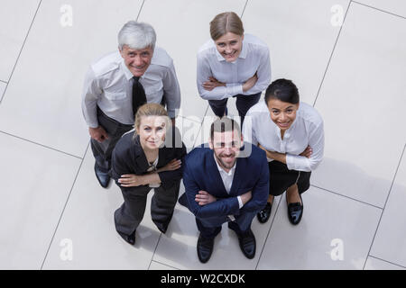 Portrait business people Team, Büro Personal stehen in der Lobby, Ansicht von oben Stockfoto