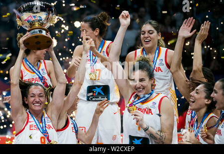 Die Spieler der ESP-win Die der FIBA-Frauen der Basketball-europameisterschaft 2019 und feiern die Goldmedaille. Stockfoto