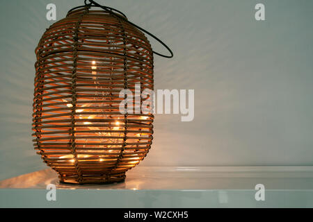 Wicker Hängeleuchten Lampe. Wicker Handwerk sind weit verbreitet in Asien verwendet. In Thailand gibt es in verschiedenen Formen verwendet wird, Vintage Style auf der Schrank bunt Stockfoto