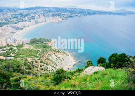 Die Aussicht vom berühmten Felsen Penon de Ifach der an der Costa Blanca, an der Küste der Stadt Calpe, Spanien. Stockfoto