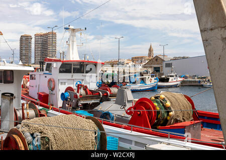 Fischerboote gefesselt Neben in Palamos Hafen, Spanien Stockfoto
