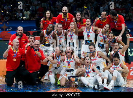 Die Spieler der ESP-win Die der FIBA-Frauen der Basketball-europameisterschaft 2019 und feiern die Goldmedaille. Stockfoto