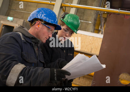 Werftarbeiter in Ferguson Marine Werft am Fluss Clyde in Port Glasgow, Schottland, am 12. Juni 2019. Stockfoto