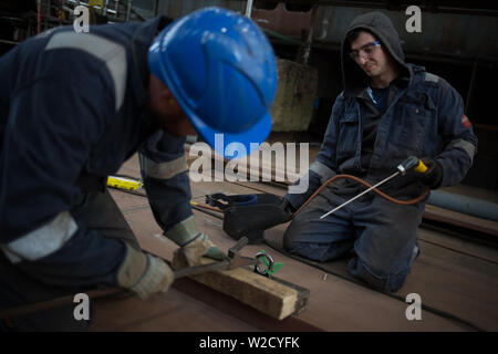 Werftarbeiter in Ferguson Marine Werft am Fluss Clyde in Port Glasgow, Schottland. Stockfoto