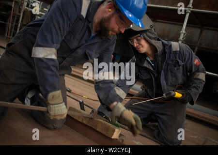 Werftarbeiter in Ferguson Marine Werft am Fluss Clyde in Port Glasgow, Schottland. Stockfoto