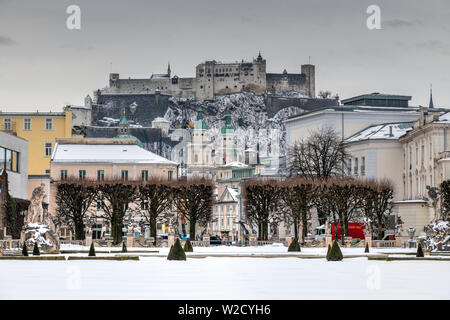 Winter Blick auf Gärten in Schloss Mirabell mit Festung Hohensalzburg in der Ferne, Salzburg, Österreich Stockfoto