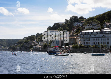 Salcombe Stadt von einem Besucher Festmachen im Hafen, auf der Höhe des Sommers Stockfoto