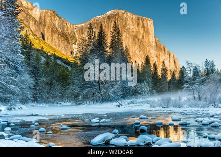 Winter verschneite Landschaft mit El Capitan Berg im Vordergrund, Yosemite National Park, Kalifornien, USA Stockfoto