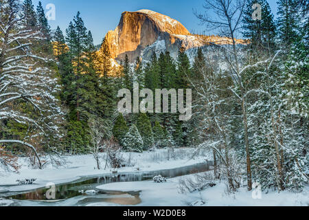 Winter verschneite Landschaft mit Half Dome Berg im Hintergrund, Yosemite National Park, Kalifornien, USA Stockfoto