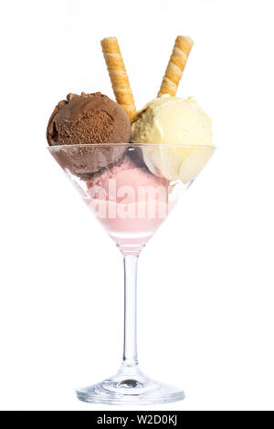 Ice Cream sundae: 3 Kugeln Eis in rot, gelb und braun in einem Martini Glas Stockfoto