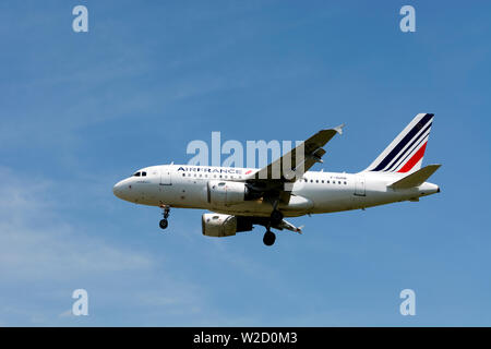 Air France Airbus A318 Landung am Flughafen Birmingham, UK (F-Gugn) Stockfoto