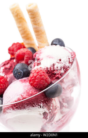 Eisbecher: Eisbecher mit roten und blauen Beeren - Ausschnitt Stockfoto