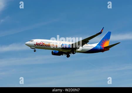 Jet2 Boeing 737-85 P Landung am Flughafen Birmingham, UK (G-DRTA) Stockfoto