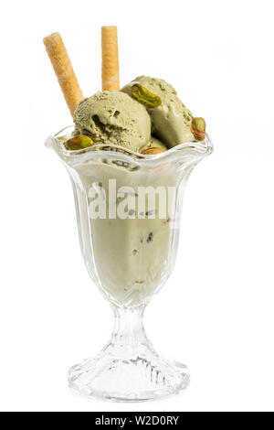 Eisbecher: Pistazie Eisbecher mit Waffeln und Pistazien Kernel auf weißem Hintergrund - Vorderansicht Stockfoto