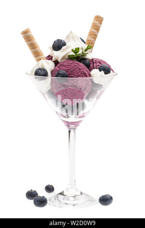 Eisbecher: Blueberry Eisbecher/Tasse mit Waffel in Martini Glas auf weißem Hintergrund Stockfoto