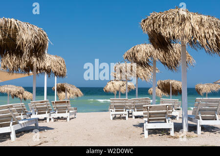 Wooden Sonnenliegen und Sonnenschirme am Strand Vama Veche, Rumänien, Schwarzes Meer Stockfoto