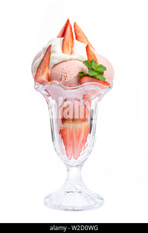 Eisbecher: Erdbeereis Pokal mit Erdbeeren und minzeblatt auf weißem Hintergrund Stockfoto