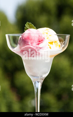 Eisbecher: Ein Eisbecher mit zwei verschiedenen Arten von Eis im Freien Stockfoto