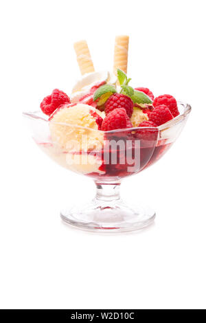 Eisbecher: eine Schüssel mit Vanilleeis mit heißen Himbeeren auf weißem Hintergrund Stockfoto