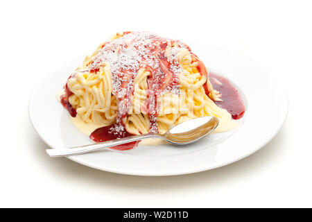 Eisbecher: Spaghetti aus Eis auf einem weißen porclain Teller gemacht Stockfoto