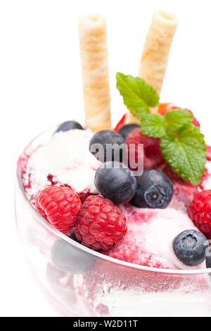 Eisbecher: Detail der Wild Berry Eisbecher vor weißem Hintergrund Stockfoto