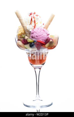 Eisbecher: Eisbecher mit Früchten auf weißem Hintergrund Stockfoto