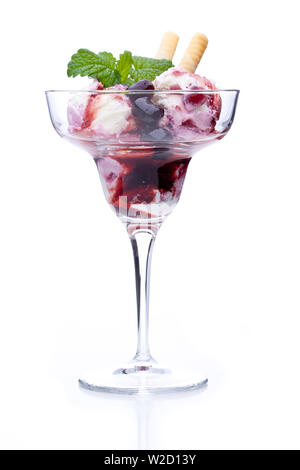 Eisbecher: eine Tasse Black Cherry Eis auf weißem Hintergrund Stockfoto