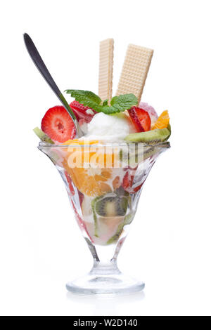 Eisbecher: eine Frucht Schale mit Kegeln und ein Löffel auf weißem Hintergrund Stockfoto