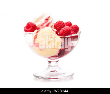Eisbecher: eine Schüssel mit Himbeere Eis auf weißem Hintergrund Stockfoto