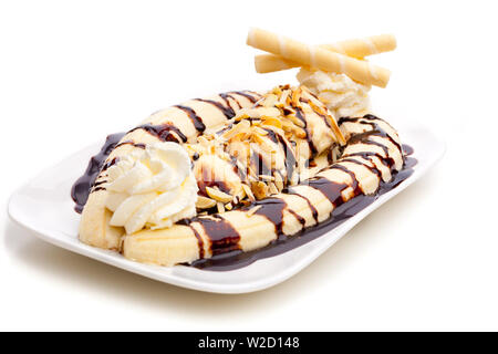 Eisbecher: a Banana Split mit Eistüten auf weißem Hintergrund Stockfoto
