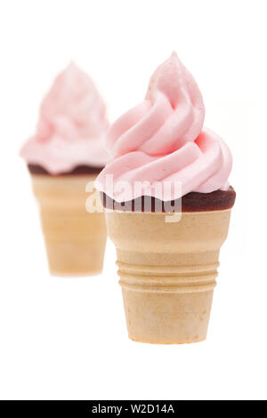 Eisbecher: Zwei rosa Eistüten mit Schokolade Ecke vor weißem Hintergrund Stockfoto