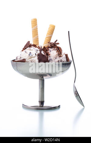 Eisbecher: Stracciatella Eis Eisbecher im klassischen Metal pot mit Löffel auf weißem Hintergrund Stockfoto