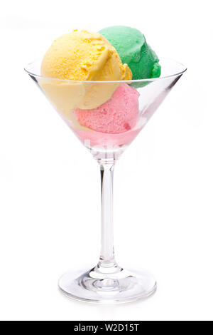 Eisbecher: ein Glas mit drei verschiedenen Kugeln Eis auf weißem Hintergrund Stockfoto