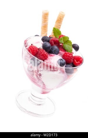 Eisbecher: single Wild Berry Eisbecher auf weißem Hintergrund Stockfoto