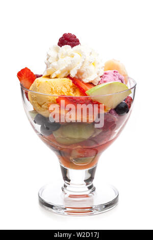 Eisbecher: Ice Cream Menü - Obstsalat mit Sahne auf einem weißen Tisch Stockfoto
