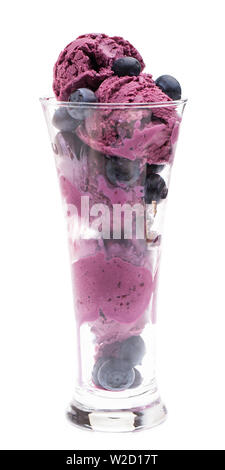 Eisbecher: Blueberry Ice Cream und Beeren in einem Glas auf weißem Hintergrund Stockfoto